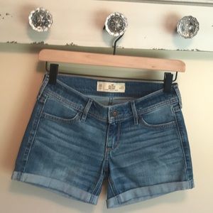 HOLLISTER MIDI SHORTS, SIZE 23.